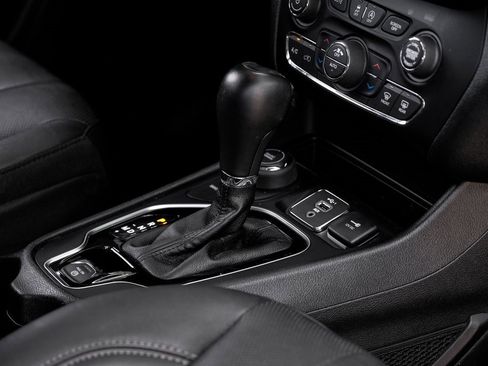 Used 2021 Jeep Cherokee Limited w/ Mopar Interior Package image 32