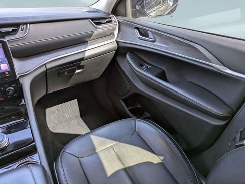 Used 2023 Jeep Grand Cherokee Limited w/ Black Appearance Package image 18