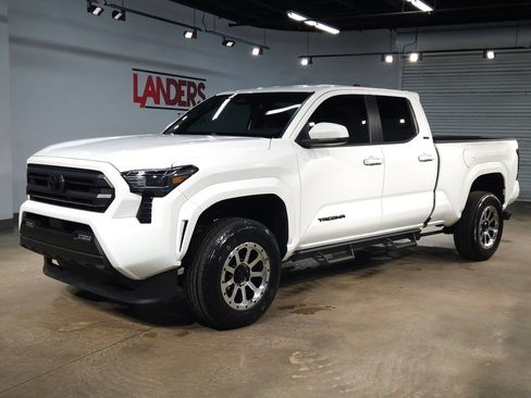 Certified 2025 Toyota Tacoma SR5 AWD/4WD image 3