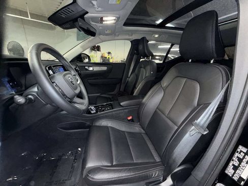 Used 2023 Volvo XC40 B4 Plus FWD image 2