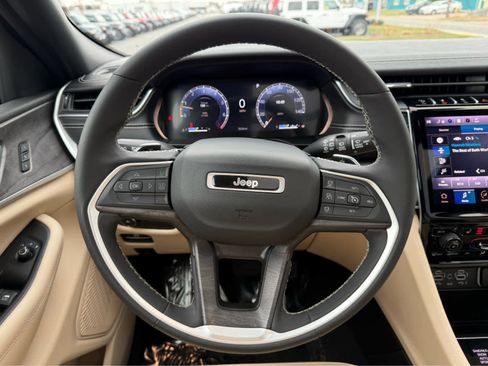 Used 2024 Jeep Grand Cherokee Limited image 14