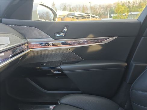 Used 2024 BMW 740i image 24