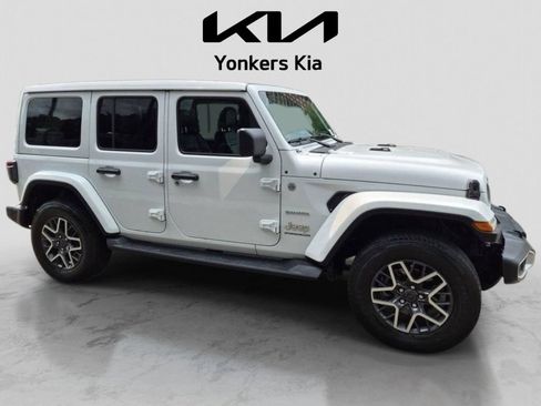 Used 2024 Jeep Wrangler Unlimited Sahara w/ Technology Group AWD/4WD image 5