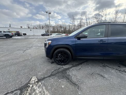 Used 2023 GMC Terrain SLE w/ Driver Convenience Package image 34