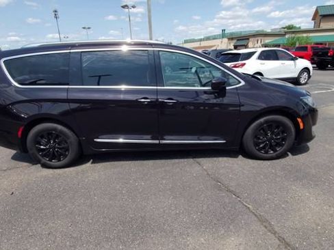 Used 2018 Chrysler Pacifica Touring-L Plus FWD image 9