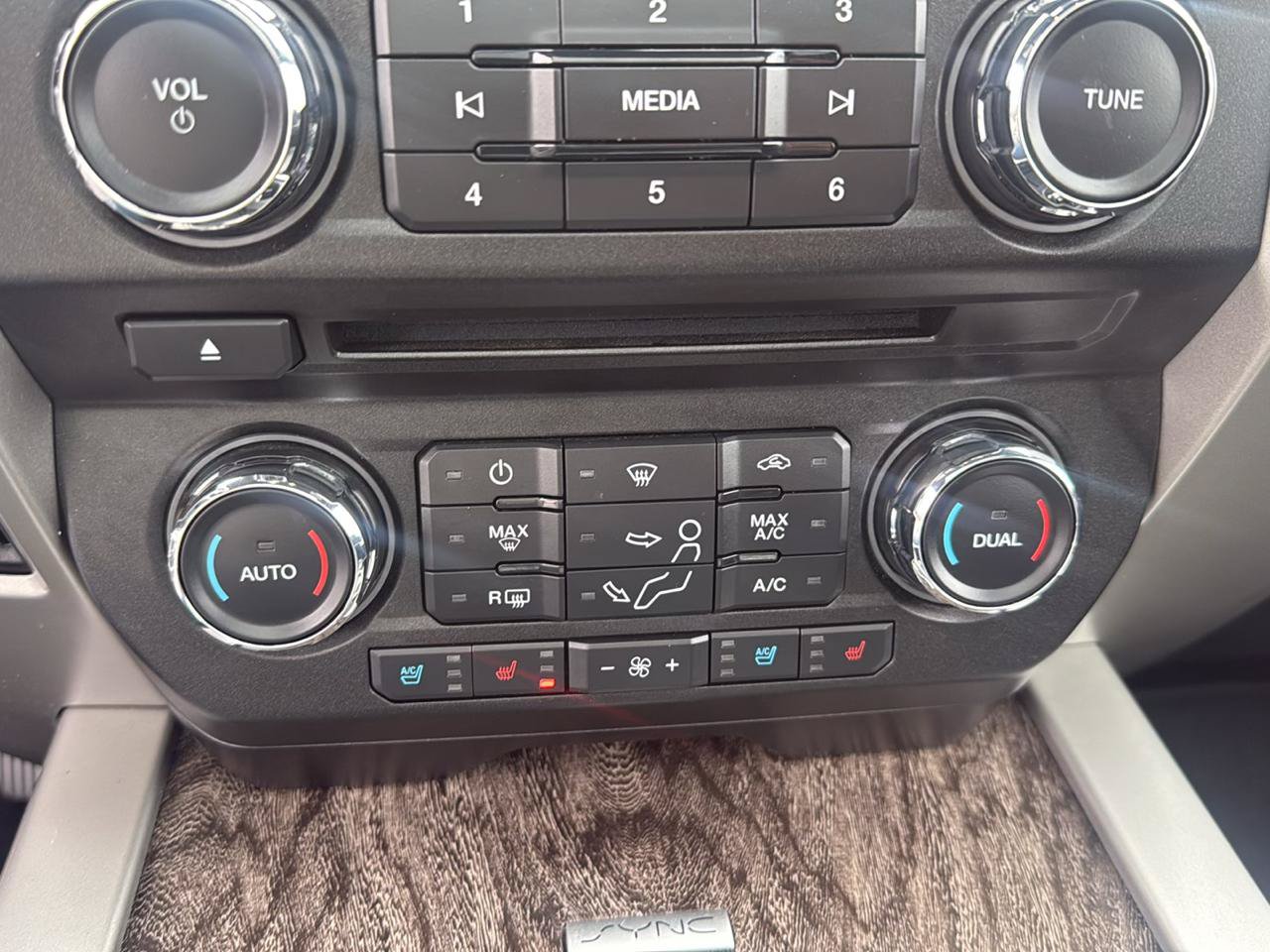 Used 2017 Ford F250 Lariat w/ Lariat Ultimate Package AWD/4WD image 16