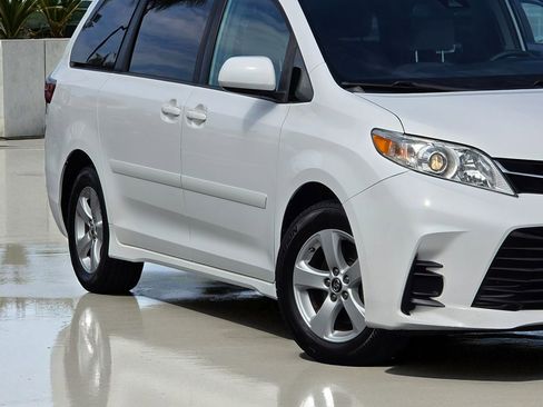 Used 2019 Toyota Sienna LE image 3