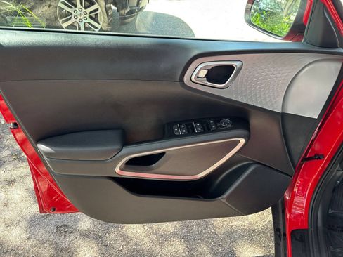 Used 2025 Kia Soul LX w/ LX Technology Package FWD image 18