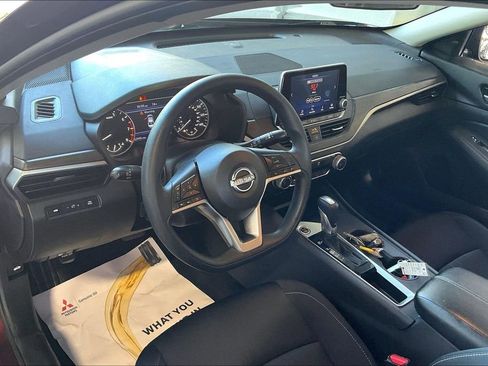 Used 2025 Nissan Altima 2.5 SV FWD image 4