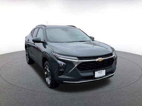 Used 2025 Chevrolet Trax LT w/ LT Convenience Package FWD image 3