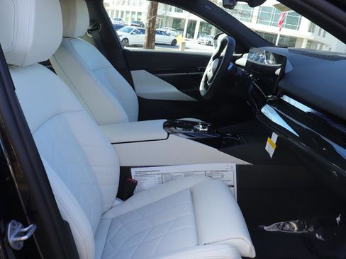 Used 2025 BMW 530i w/ Executive Package image 17