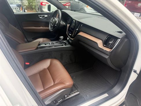 Used 2021 Volvo XC60 T5 Momentum w/ Premium Package AWD/4WD image 19