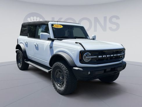 New 2025 Ford Bronco Outer Banks w/ Sasquatch Package AWD/4WD image 2