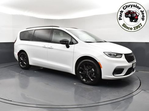 Used 2026 Chrysler Pacifica Limited w/ S Appearance Package AWD/4WD image 1