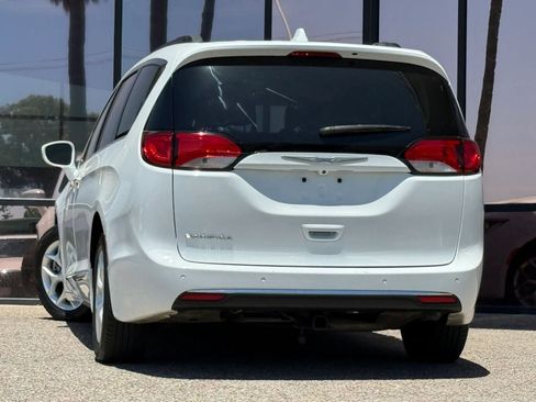 Used 2017 Chrysler Pacifica Touring-L w/ Tire & Wheel Group FWD image 8