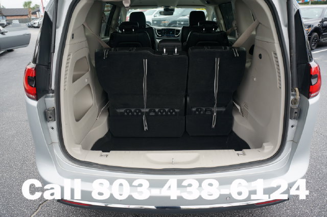 Used 2023 Chrysler Pacifica Touring-L FWD image 16