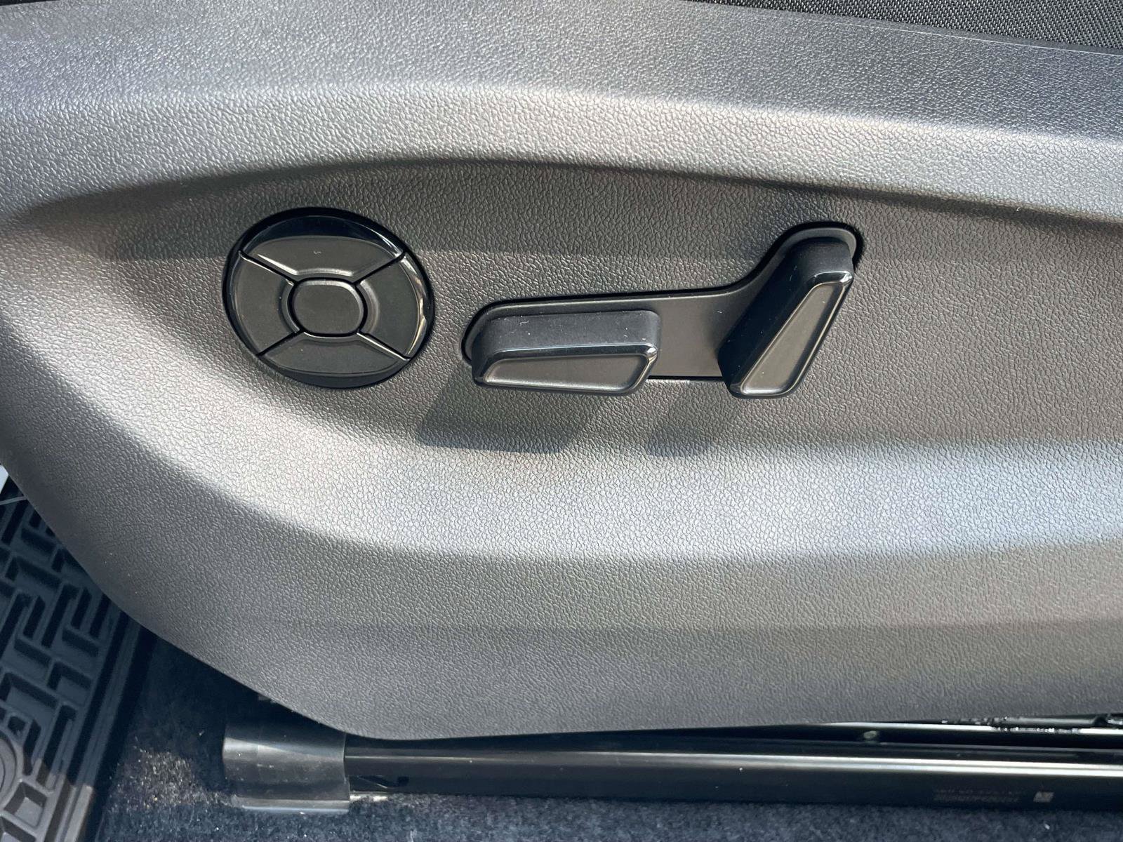 New 2026 Volkswagen Tiguan SE R-Line FWD image 18