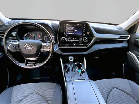Used 2020 Toyota Highlander LE FWD image 16