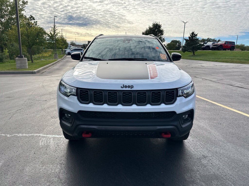 Used 2025 Jeep Compass Trailhawk w/ Trailhawk Convenience Group AWD/4WD image 8