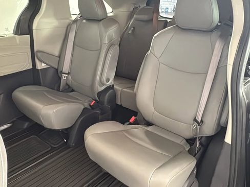 Used 2021 Toyota Sienna XLE image 43