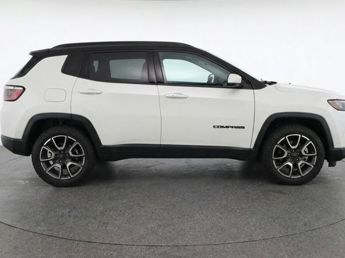 Used 2025 Jeep Compass Trailhawk AWD/4WD image 11