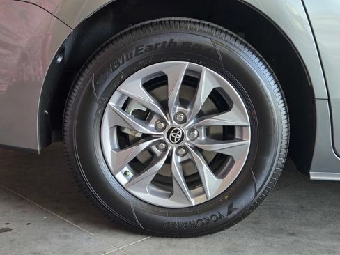 Certified 2026 Toyota Sienna XLE FWD image 5
