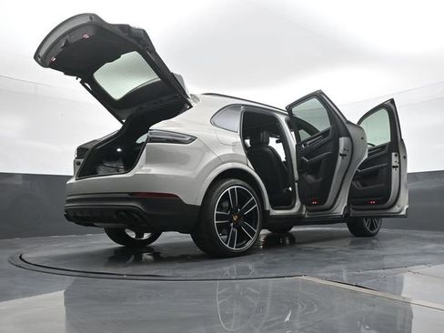 Certified 2023 Porsche Cayenne AWD/4WD image 26