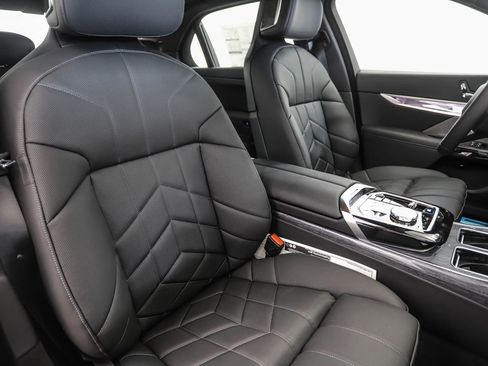 Used 2025 BMW i7 xDrive60 image 32