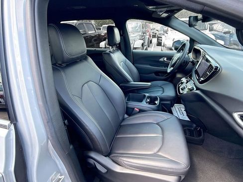 Used 2026 Chrysler Pacifica Select image 33