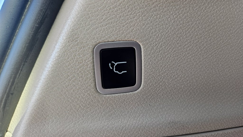 Used 2023 Chrysler Pacifica Touring-L FWD image 16