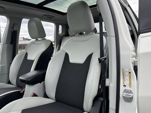 Used 2018 Jeep Compass Latitude w/ Popular Equipment Group FWD image 27