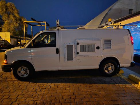 Used 2014 Chevrolet Express 2500 image 11