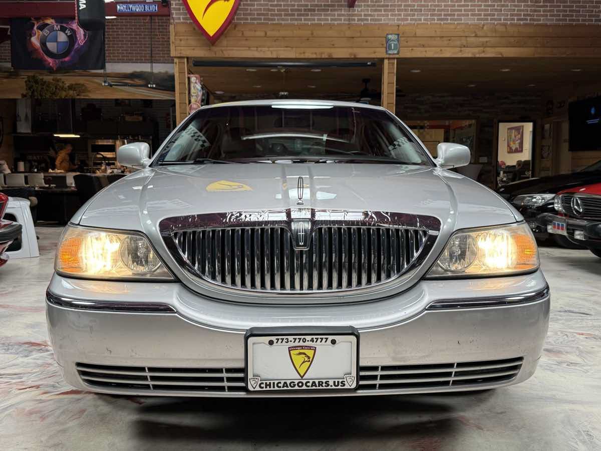 Used 2003 Lincoln Town Car Executive RWD image 7