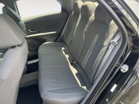 Used 2023 Hyundai Elantra SEL w/ Convenience Package FWD image 5
