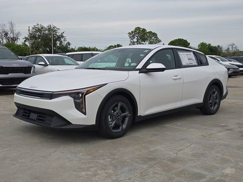 New 2025 Kia K4 LXS image 4