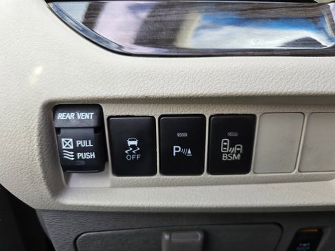 Used 2016 Toyota Sienna XLE Premium FWD image 7