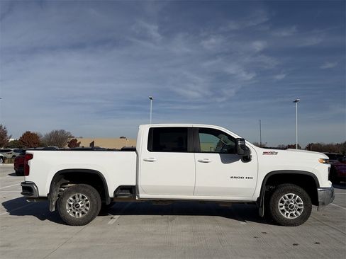 Used 2024 Chevrolet Silverado 2500 LT image 3