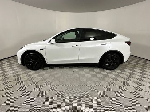 Used 2024 Tesla Model Y Long Range AWD/4WD image 2