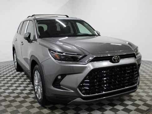 New 2026 Toyota Grand Highlander Platinum image 3
