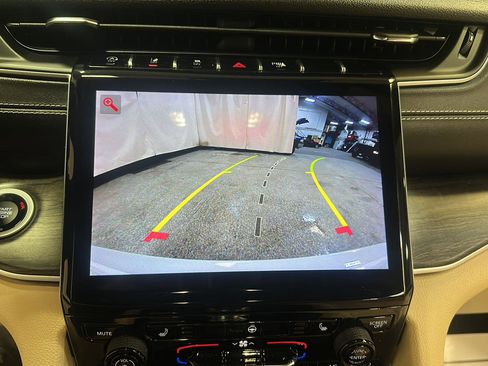 Used 2023 Jeep Grand Cherokee Limited image 23