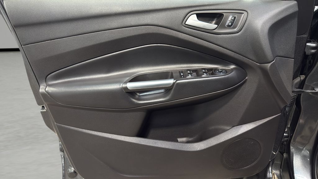 Used 2019 Ford Escape SE w/ SE Sport Appearance Package AWD/4WD image 19