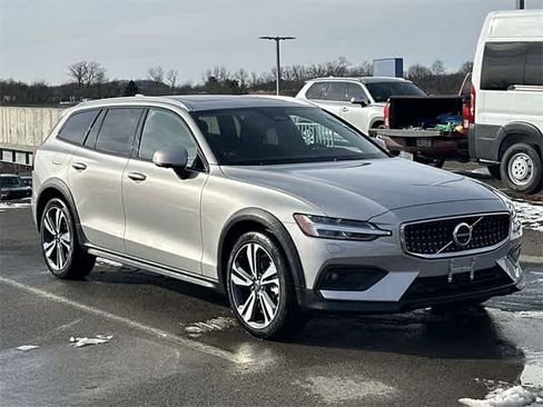 Used 2025 Volvo V60 B5 Cross Country Plus image 24