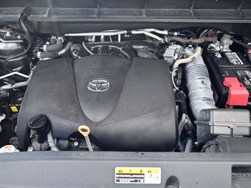Used 2022 Toyota Highlander XLE AWD/4WD image 28
