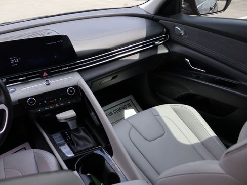 Used 2024 Hyundai Elantra Limited FWD image 18
