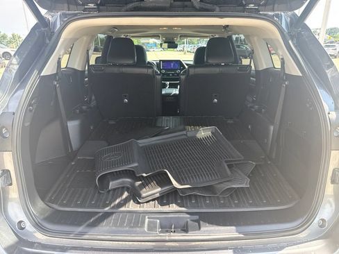 Used 2023 Toyota Highlander XLE AWD/4WD image 20