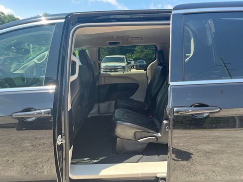 Used 2024 Chrysler Pacifica Touring-L FWD image 27