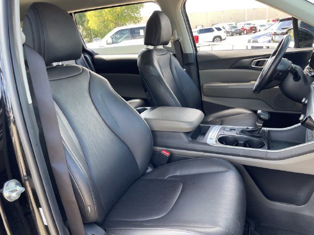 Used 2025 Kia Carnival FWD image 25