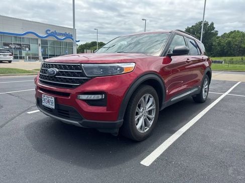 Used 2021 Ford Explorer XLT w/ Equipment Group 202A AWD/4WD image 2