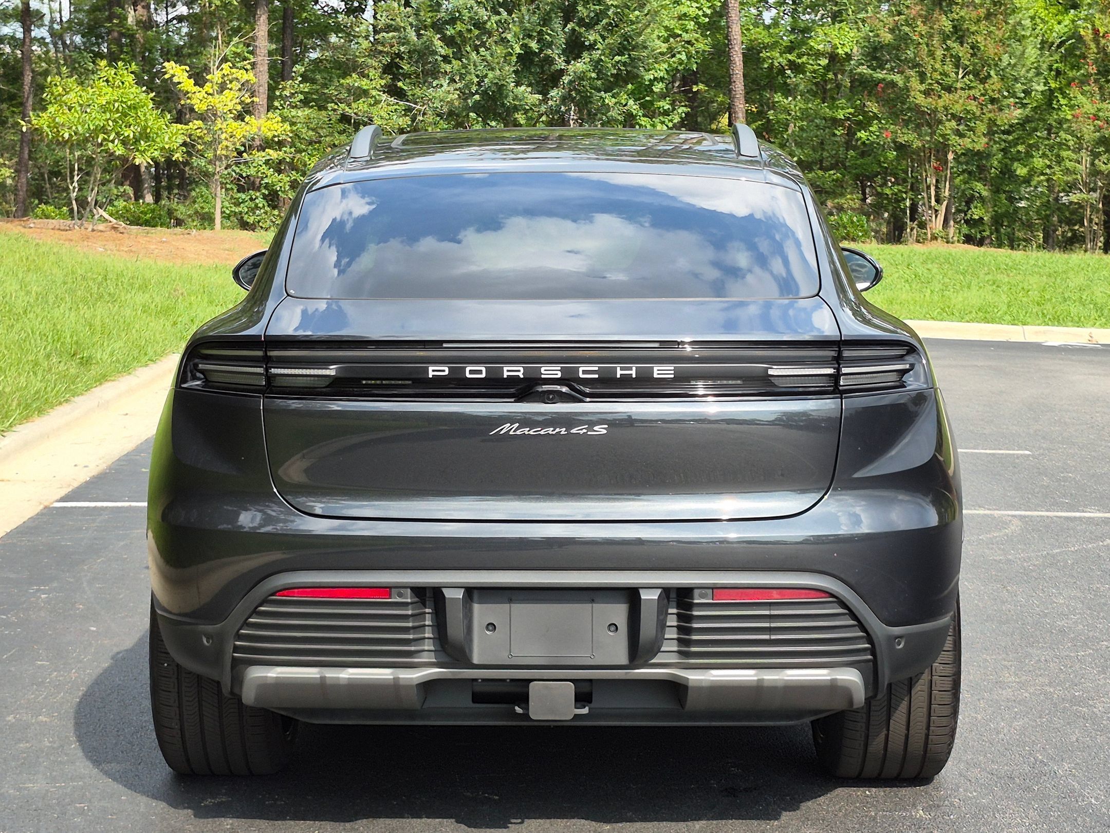 Certified 2025 Porsche Macan 4S Electric AWD/4WD image 30