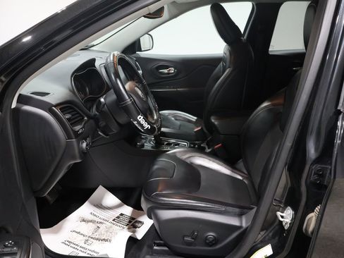 Used 2019 Jeep Cherokee Trailhawk w/ Cold Weather Group image 10